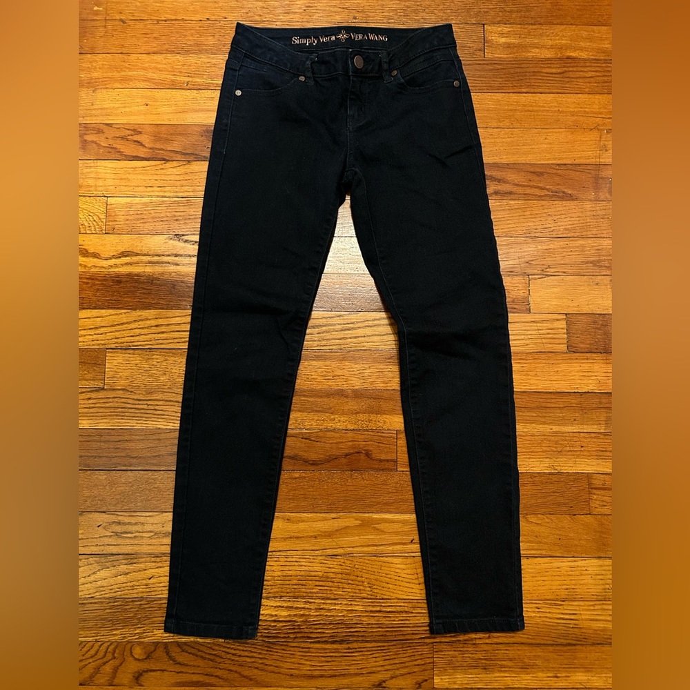 Simply Vera - Vera Wang size 0 women’s dark straight leg skinny jeans. EUC